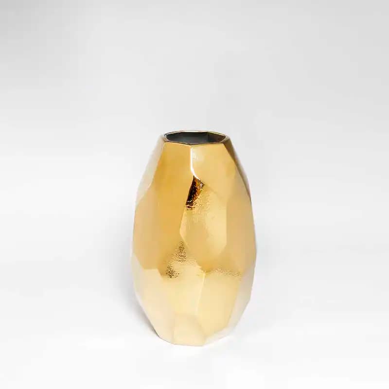 Vaso decorativo Jácotei dourado luxo minimalista com design facetado e acabamento metálico