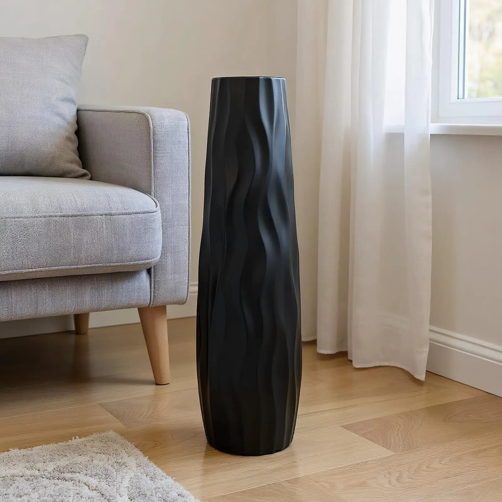Vaso grande de chão branco com padrão de ondas, estilo europeu, com arranjos de flores secas e penas de pavão