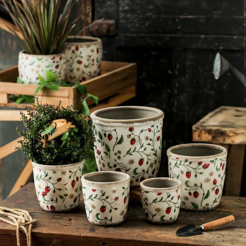 Vasos decorativos Jácotei em cerâmica branca com estampa de morangos vermelhos e folhas verdes em estilo rústico