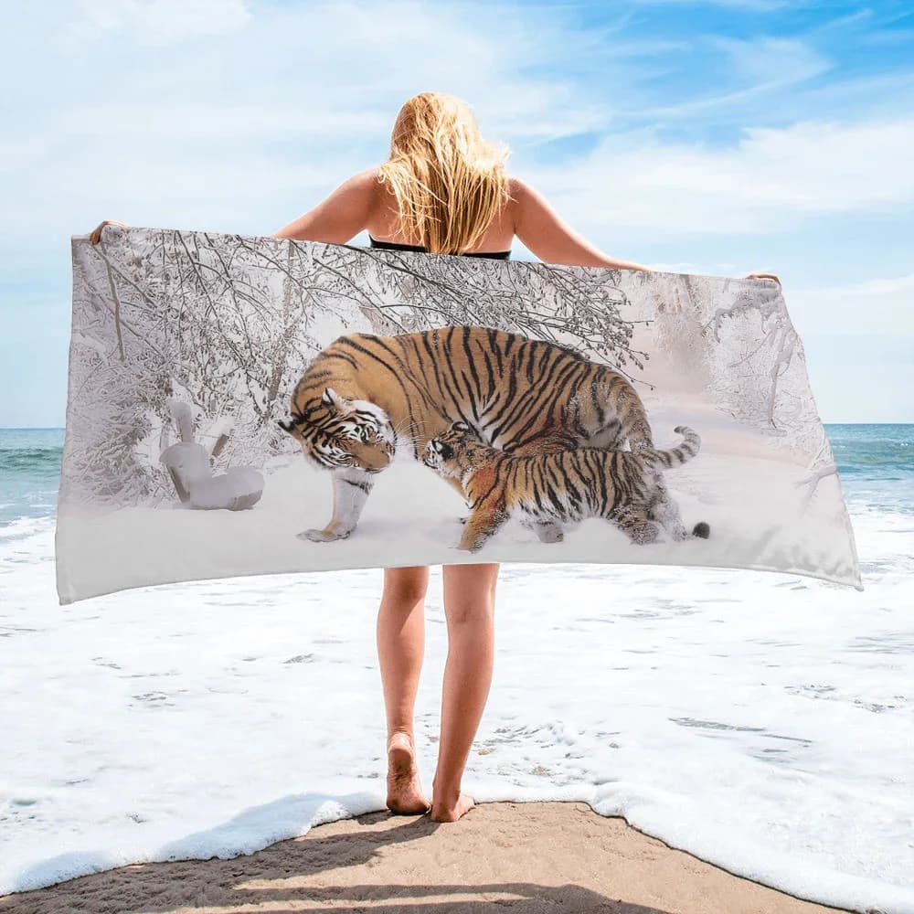 Toalha de praia branca em microfibra com estampa de tigre mãe e filhote na neve