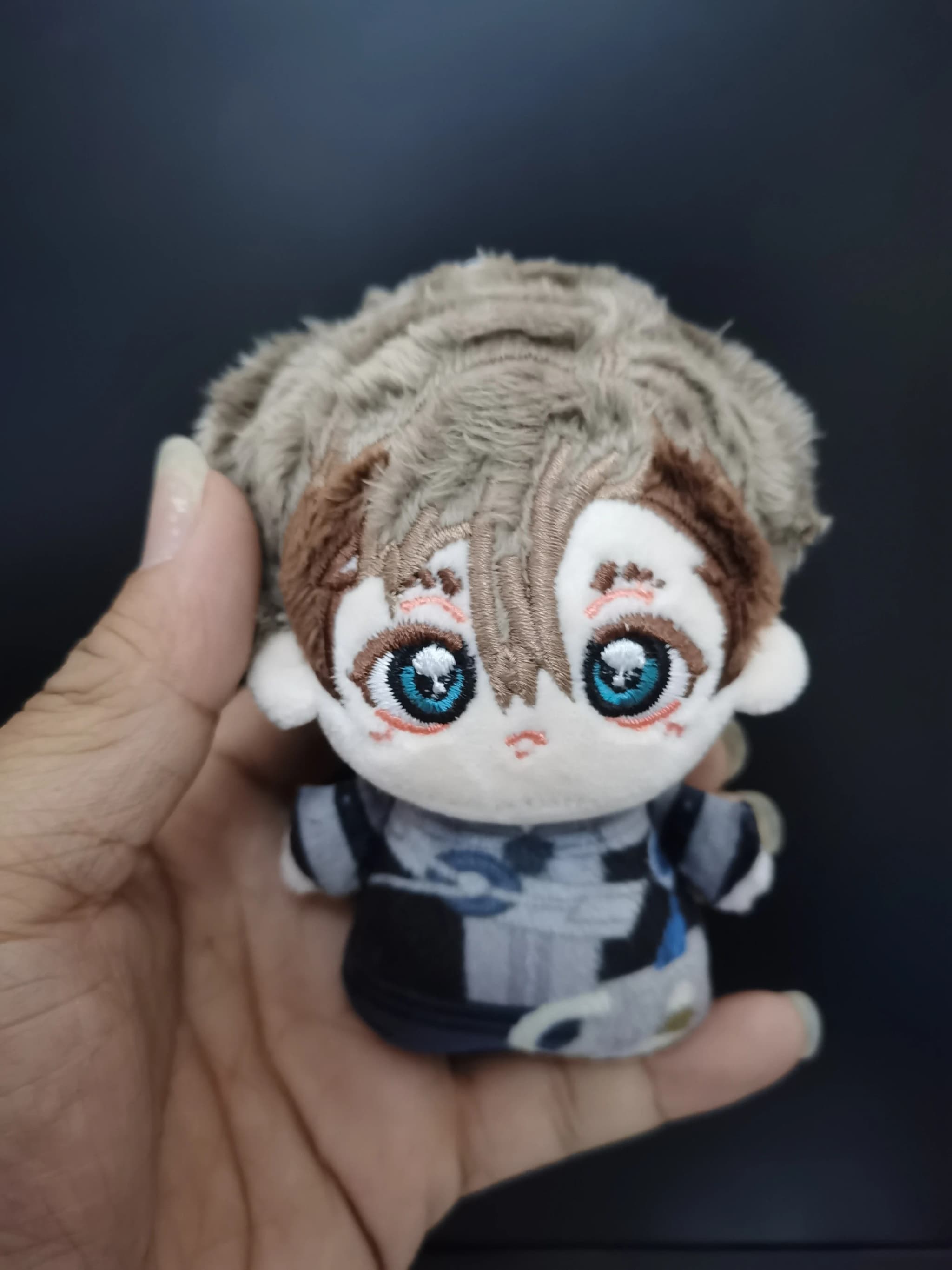Boneca de pelúcia Gachiakuta Zanka bege com cabelo macio e roupa estampada em tons cinza e azul 10cm