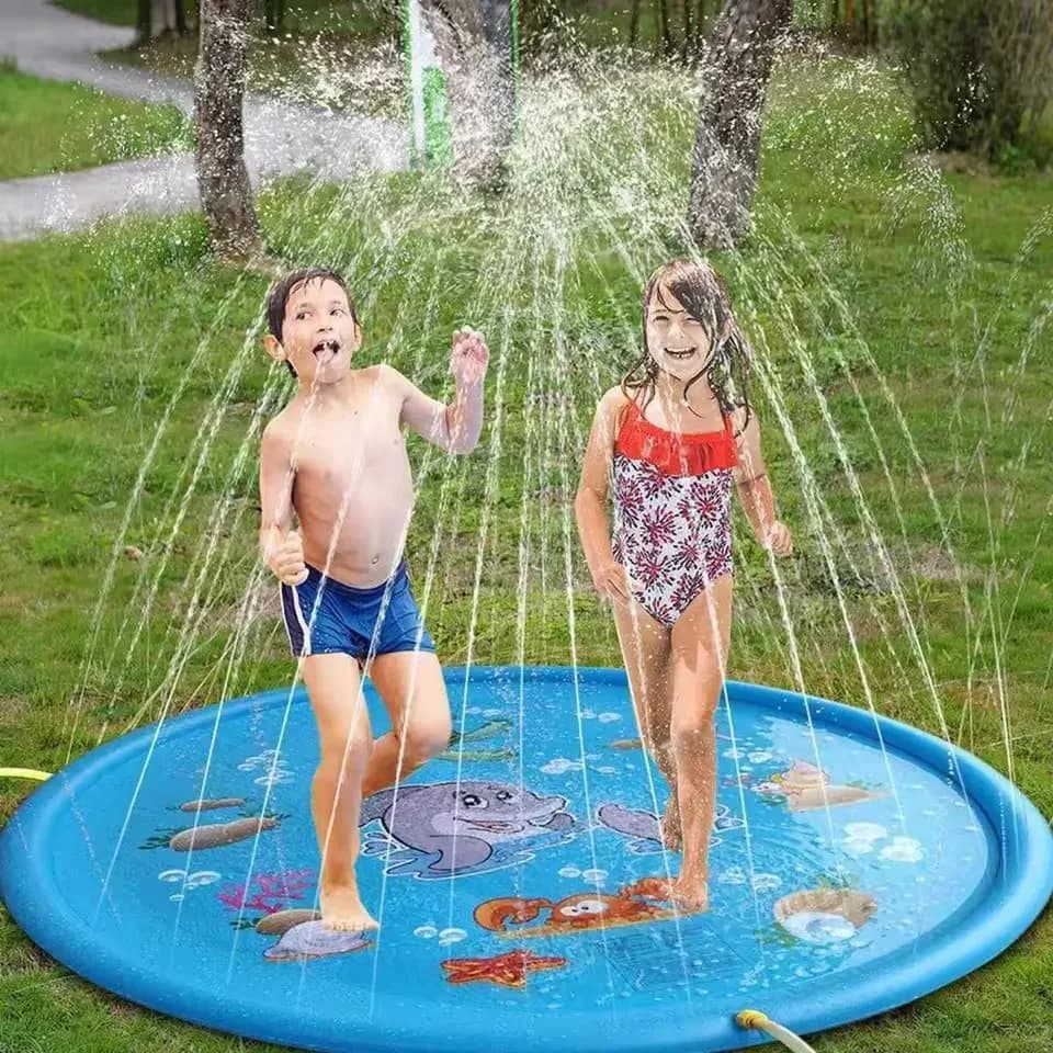 Piscina inflável infantil azul Oceano Aventura com fonte de água jorrando e crianças se divertindo no jardim
