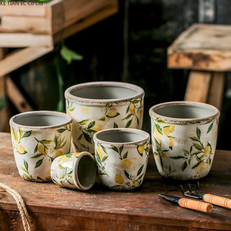 Conjunto de vasos para plantas em cerâmica branca com estampa vintage de limões e folhas verdes
