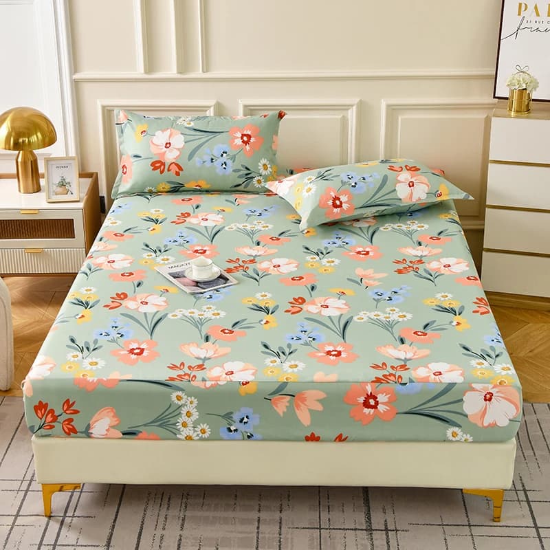 Cama arrumada com jogo de lençol Bonenjoy verde floral com elástico, capa e fronhas estampadas