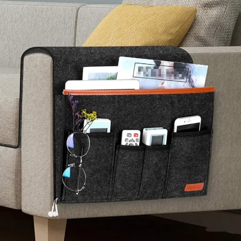 Bolsa organizadora de feltro preto com compartimentos e bolsos para controle remoto e acessórios