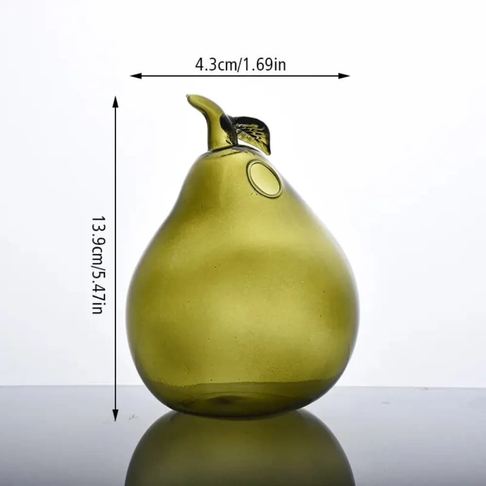 Vaso decorativo Jácotei em vidro verde formato pera com 13,9cm de altura e 4,3cm de largura
