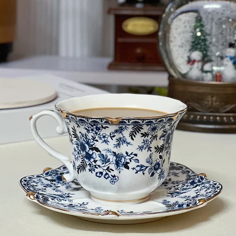Europeu cerâmica azul e branco xícara de café borboleta criativo azul e branco porcelana caneca tarde camélia flor xícara de chá novo