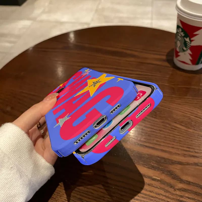 Capa de telefone Xiaomi Redmi Note azul com letras rosa e estrelas brilhantes vista lateral com celular
