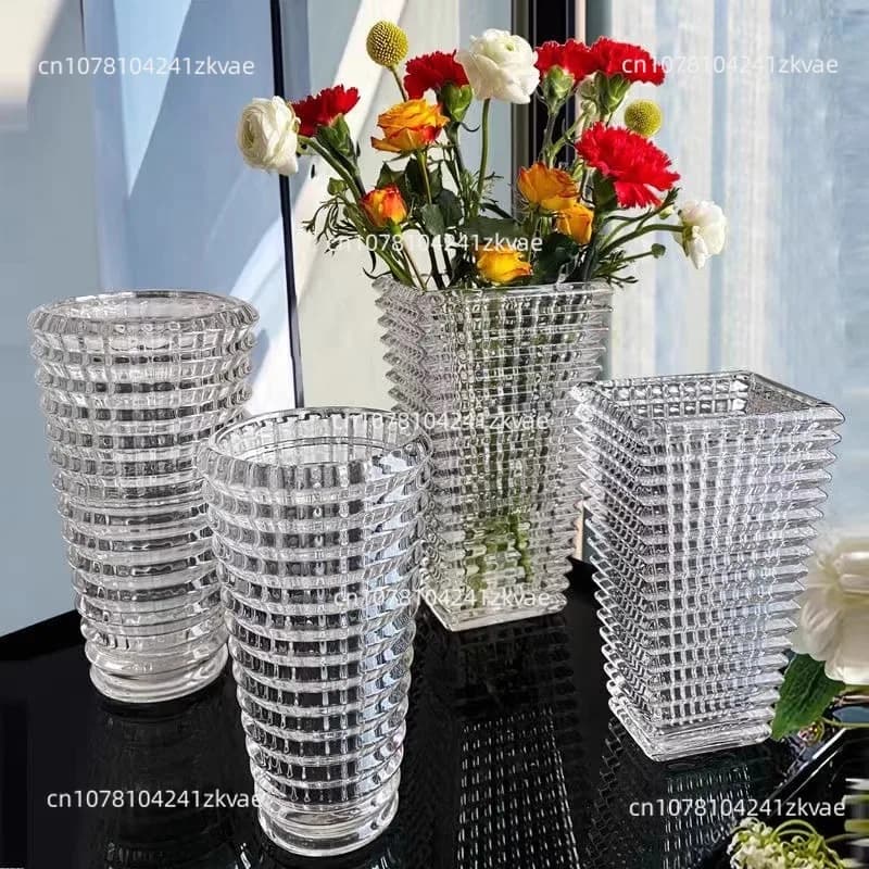 Conjunto de vasos decorativos geométricos em vidro transparente com flores coloridas