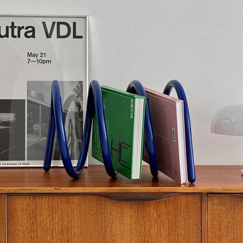 Estante organizadora azul escura em espiral para livros, estilo nórdico moderno para decoração funcional