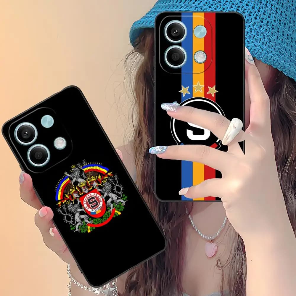 Capa preta para Xiaomi Redmi Note 14 com logo SPARTA FC Sparta Praha e listras coloridas verticais