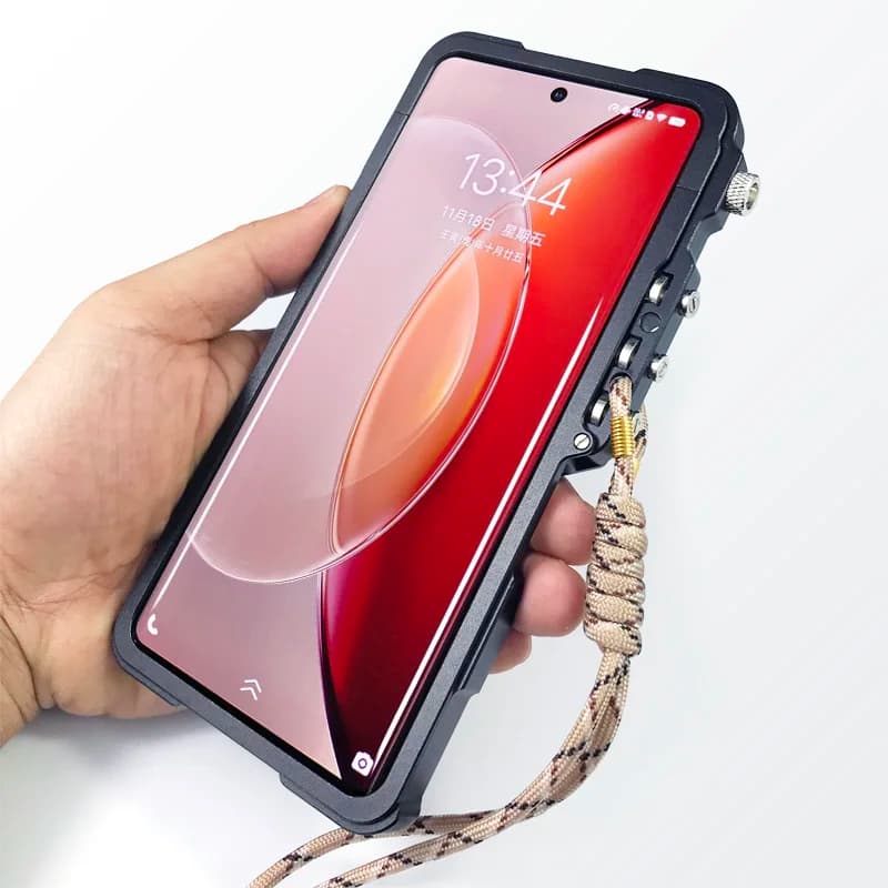 Capa preta para Xiaomi Redmi Turbo 4 com proteção metálica e cordão de segurança na mão