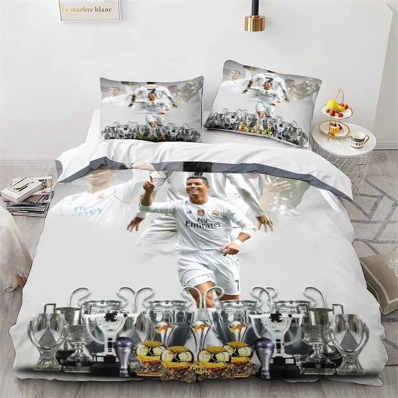 Conjunto de cama com capa de edredom cinza e estampa 3D de Ronaldo e troféus de futebol em quarto moderno