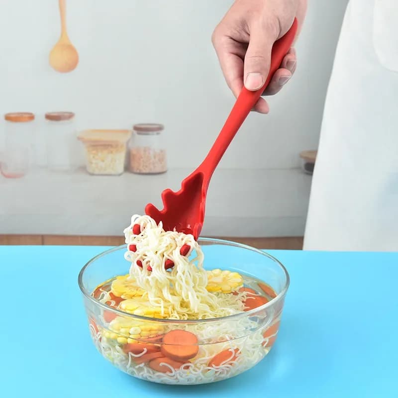 Coador de macarrão vermelho em silicone com design ergonômico segurando macarrão instantâneo em tigela de vidro