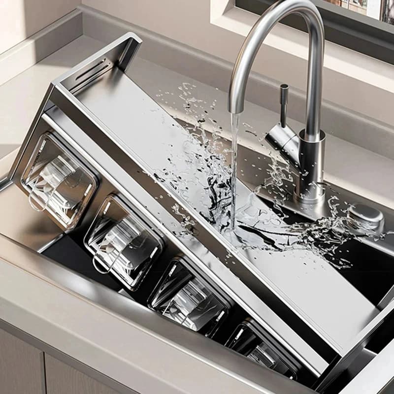 Prateleira de especiarias de aço inox sendo lavada na pia com compartimentos transparentes removíveis