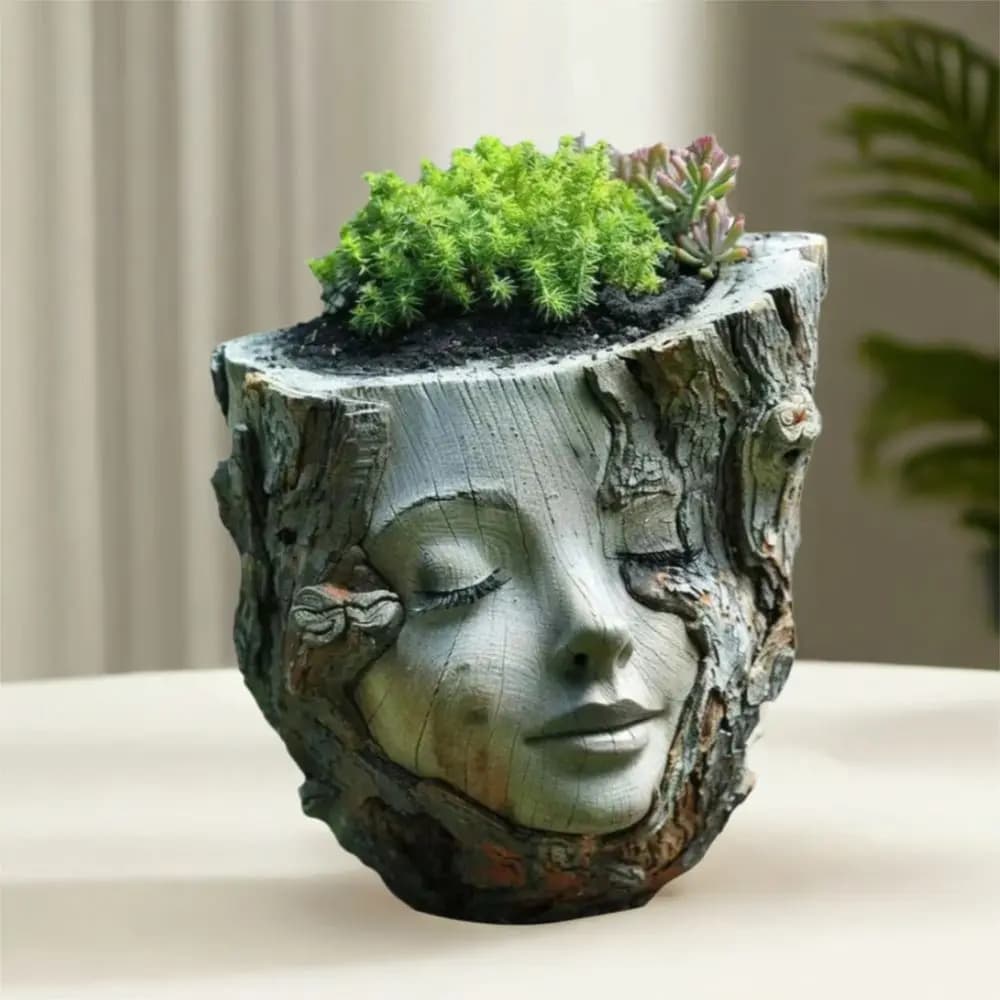 Vaso de flores em forma de rosto de menina em um tronco de árvore, decoração de sala.