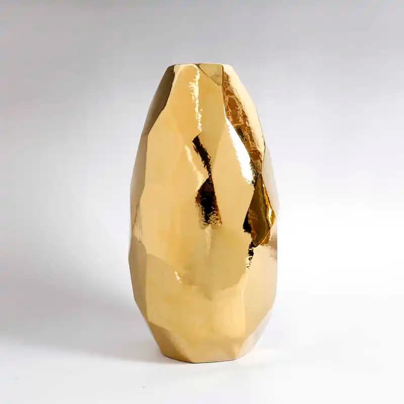 Vaso decorativo Jácotei dourado luxo minimalista com acabamento facetado brilhante
