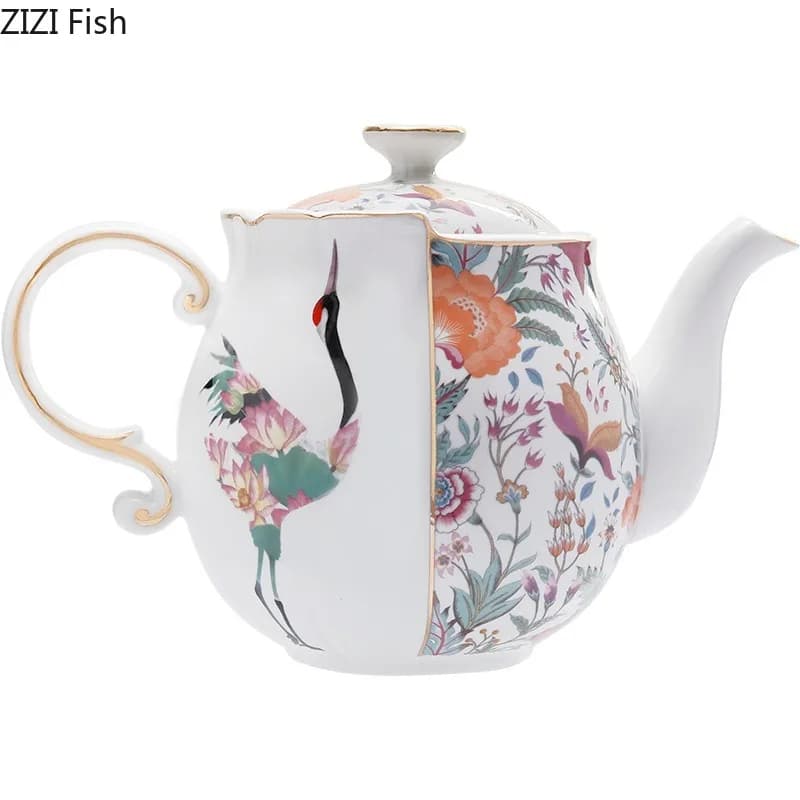 Bule de porcelana branco com estampa floral colorida e detalhes dourados da linha clássica