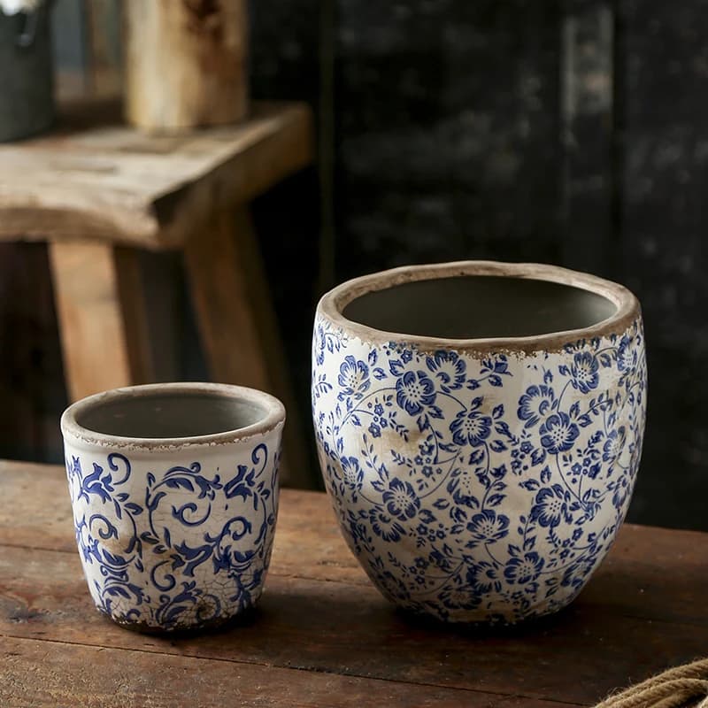 Vasos decorativos Jácotei em cerâmica azul e branca com padrão floral vintage em diferentes tamanhos