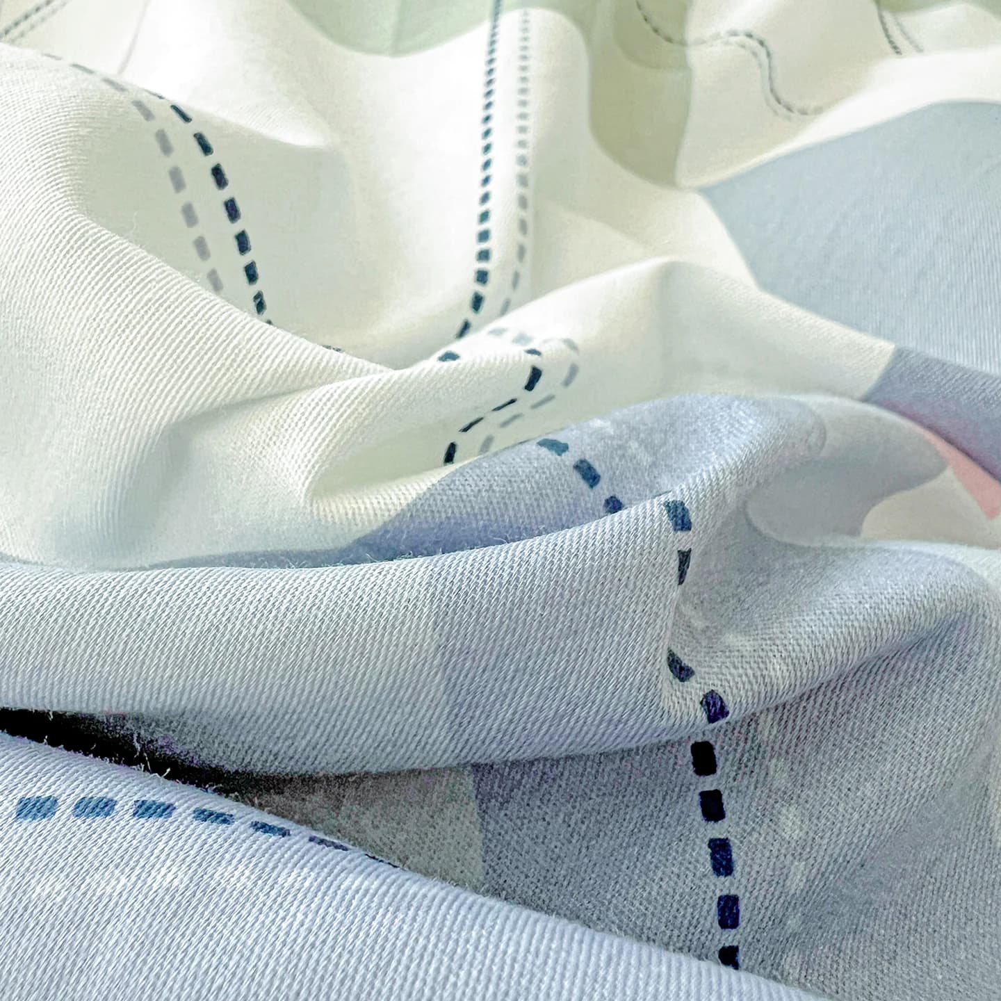 Detalhe do tecido 100% algodão da capa de edredom azul xadrez com textura macia e costura fina