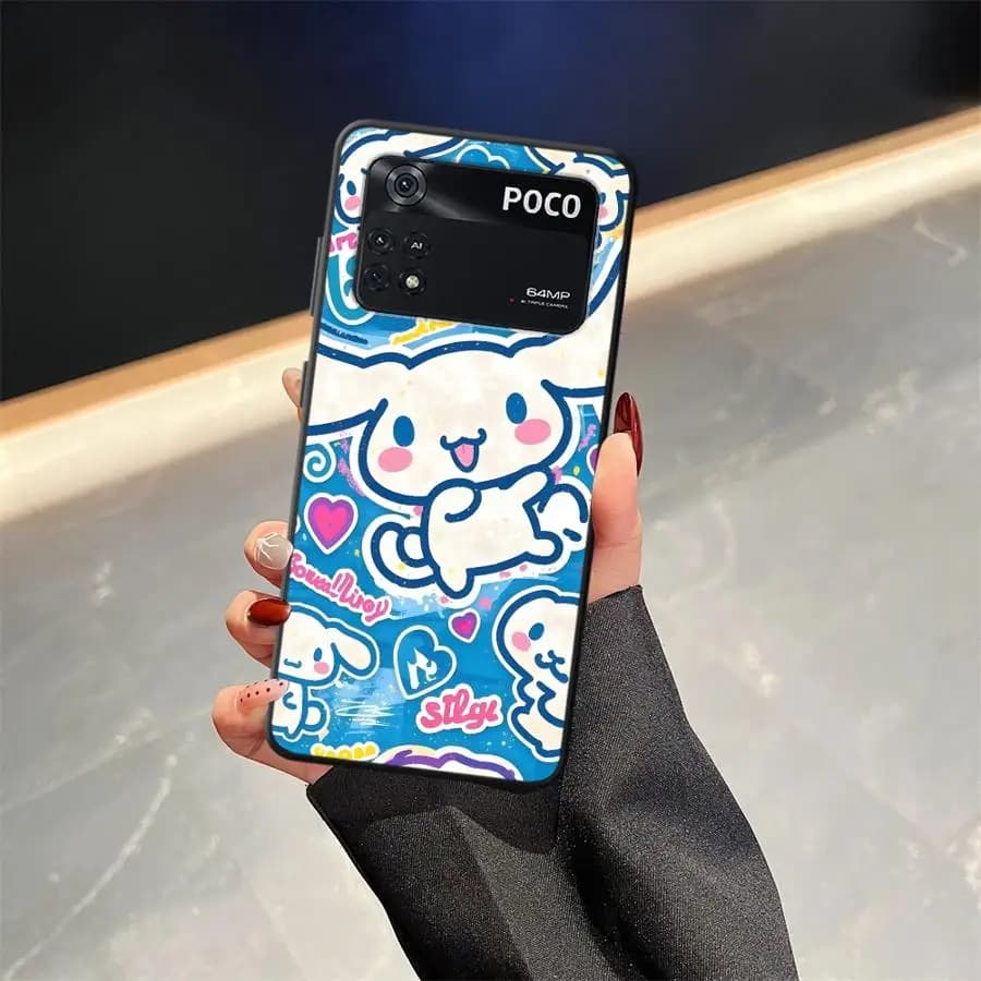 Capa macia preta com design azul e branco do Sanrio Cinnamoroll para Xiaomi Poco com recorte para câmera