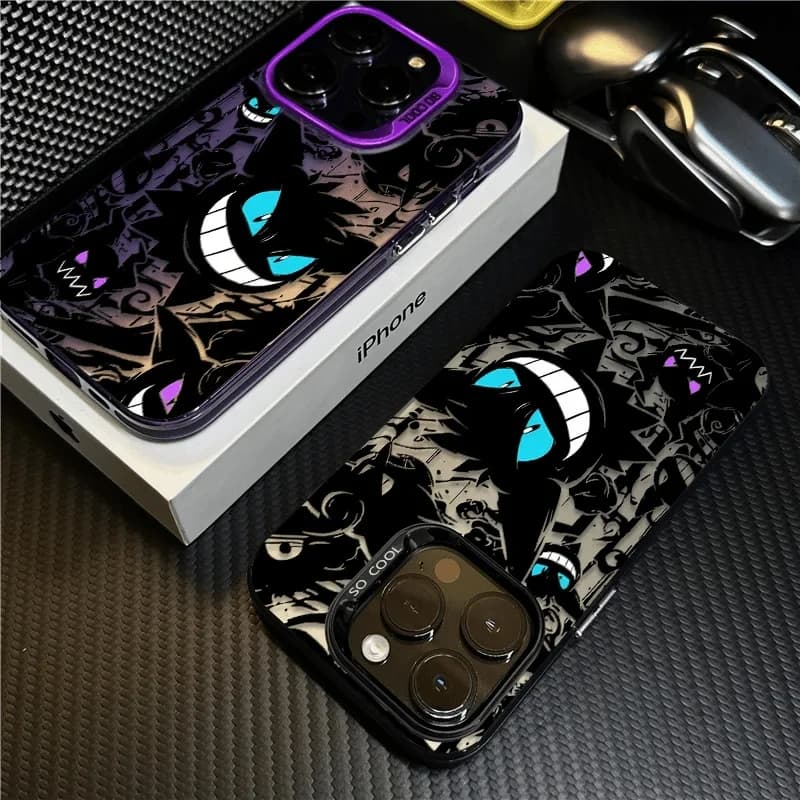 Capa protetora de iPhone com design de Gengar preto e branco
