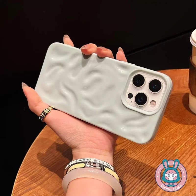 Capa de telefone 3D Meteorite para iPhone 11 Pro Max, azul claro, textura de meteorito, segurada por mão com unhas pintadas, fundo jeans azul, logotipo loja rosa.