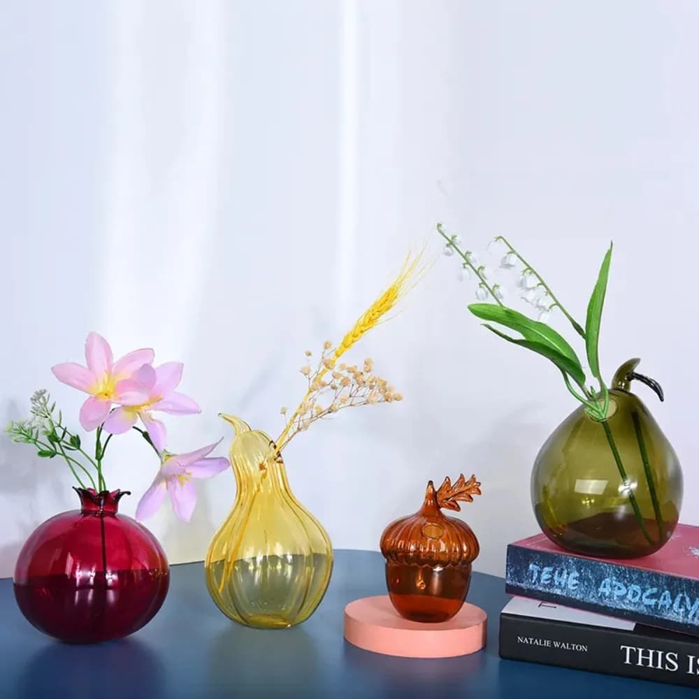 Vasos de vidro em forma de abóbora, romã, pera e pera em cores laranja, vermelha, verde e amarela