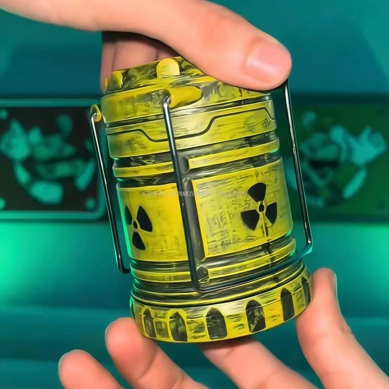 Lanterna decorativa miniatura em metal amarelo com símbolo nuclear e alça metálica