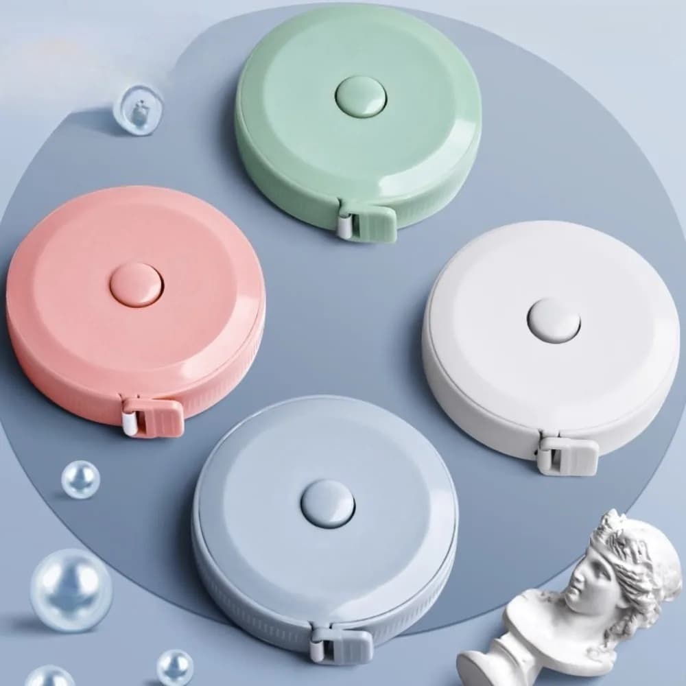 Fitas métricas retráteis coloridas em rosa, verde, azul e branco com botão de retração redondo
