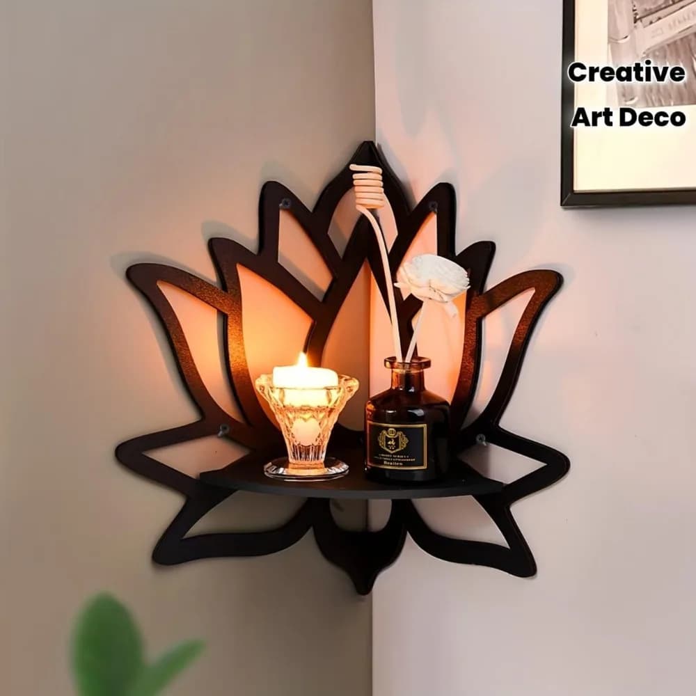 Prateleira de canto flutuante de madeira com padrão decorativo, parede branca, vela acesa, garrafa de perfume