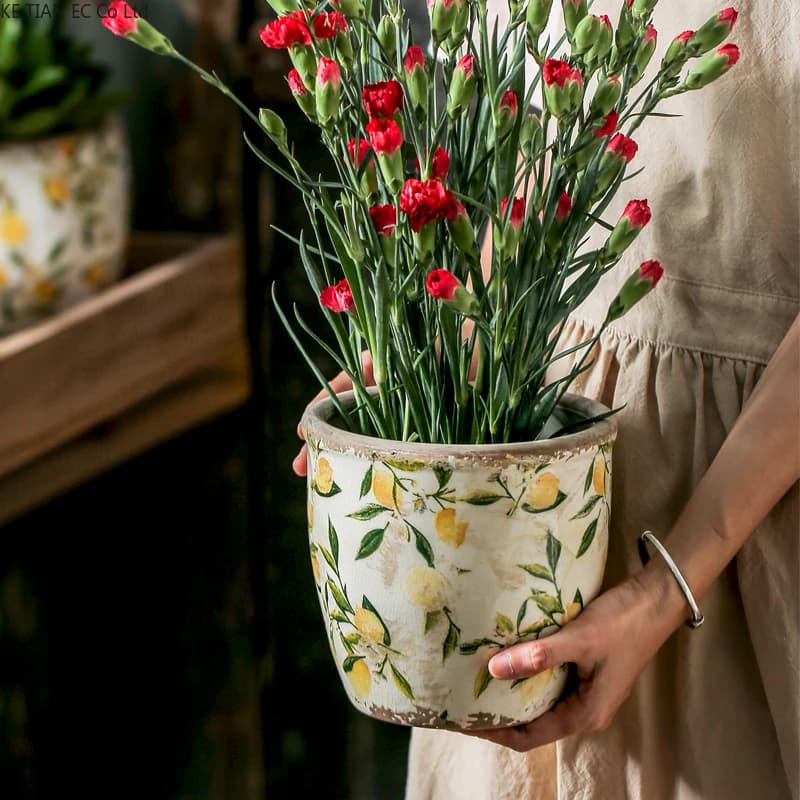 Vasos de cerâmica vintage nórdico com design de limões e folhas, para plantas e flores.
