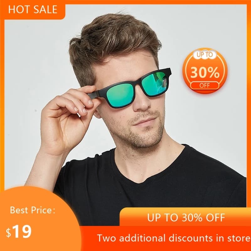Homem usando fones de ouvido inteligentes Echowear com lentes verdes e desconto de até 30% OFF