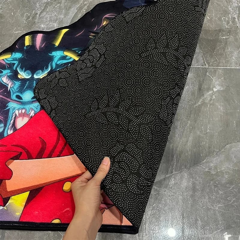 Detalhe do verso antiderrapante preto do tapete infantil macio com estampa do Luffy de One Piece