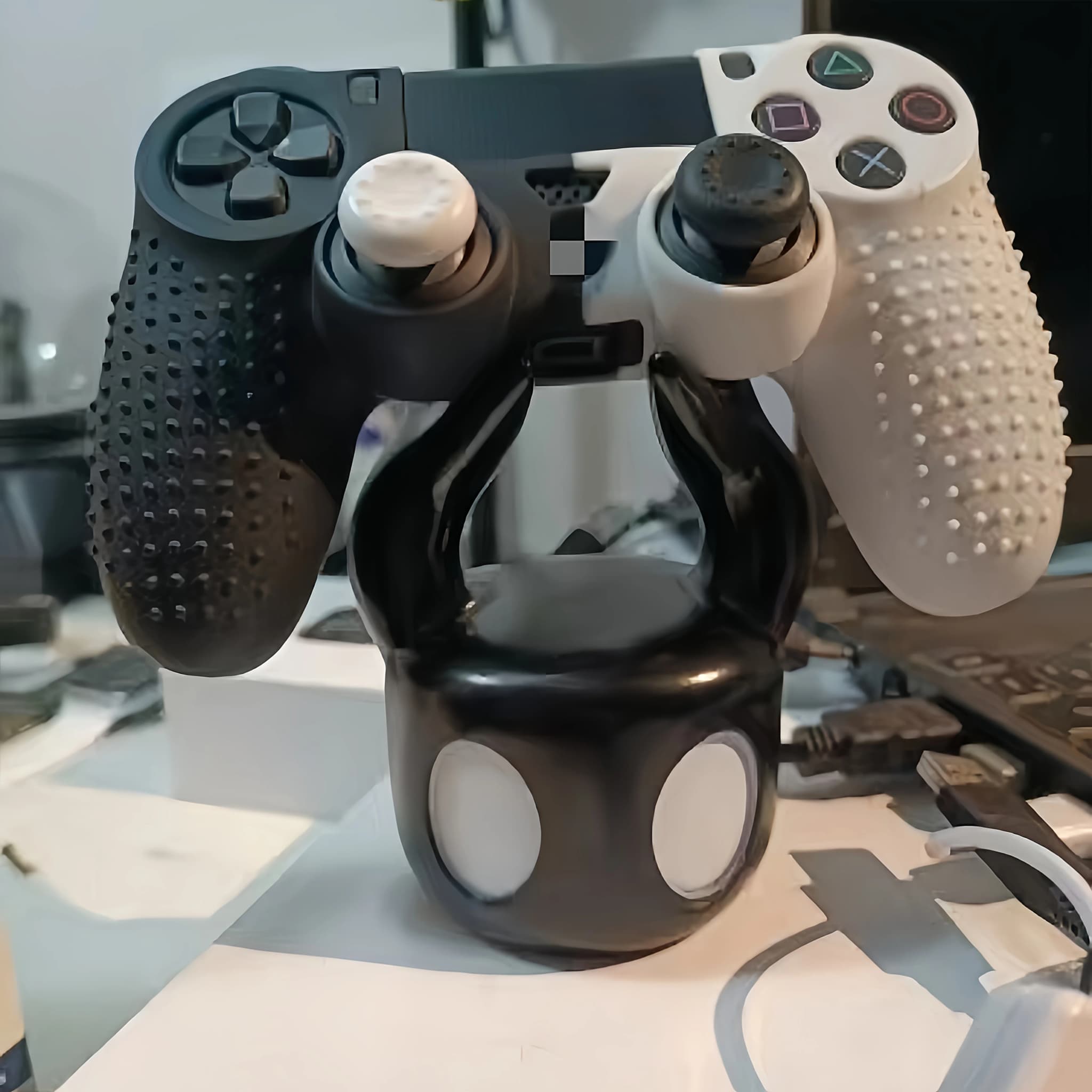 Suporte para controle de jogos gamer preto e branco com chifres, base estilizada para descanso do controle
