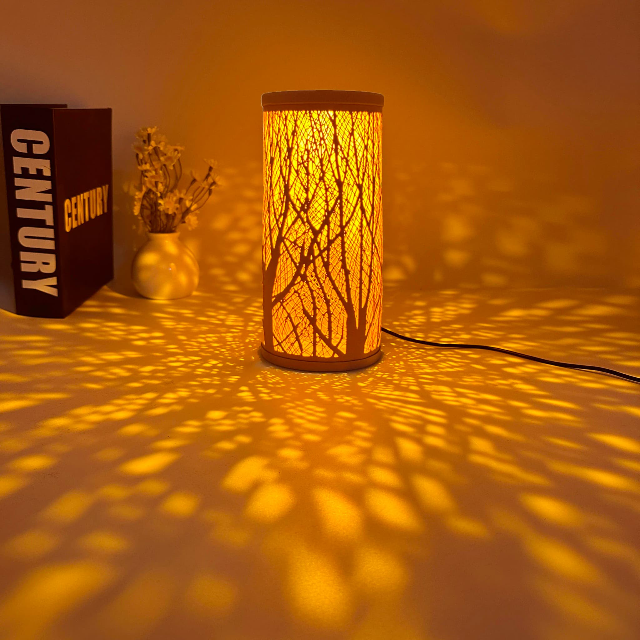 Luminária de mesa vintage em ferro com design de árvore, luz laranja suave.
