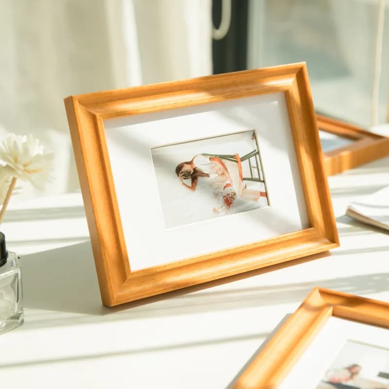 Quadro decorativo de madeira dourada com moldura para foto preto e branco