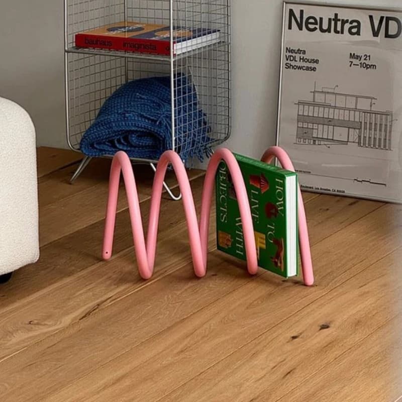 Estante organizadora rosa moderna em espiral para livros, estilo nórdico minimalista para decoração de interiores