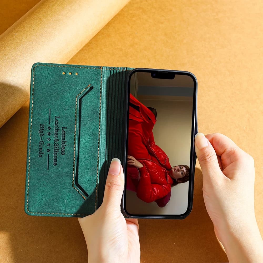 Interior da capa para Motorola Moto G100 em couro verde com suporte para cartão e silicone