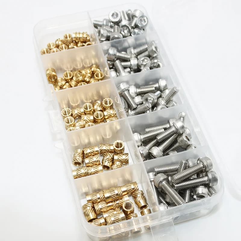 Kit de parafusos e porcas de inserção térmica Jácotei em latão dourado e aço inox prateado organizados em estojo plástico