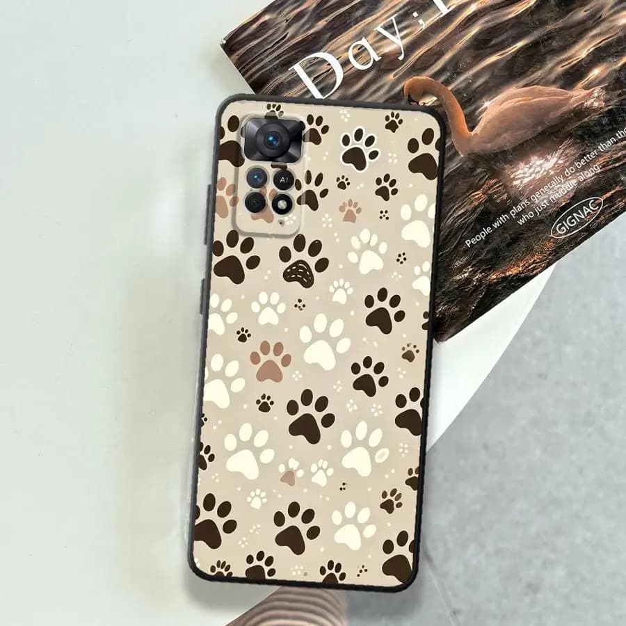 Capa para Xiaomi Redmi Note e Série K com estampa de patinhas de cachorro em fundo bege com detalhes marrons