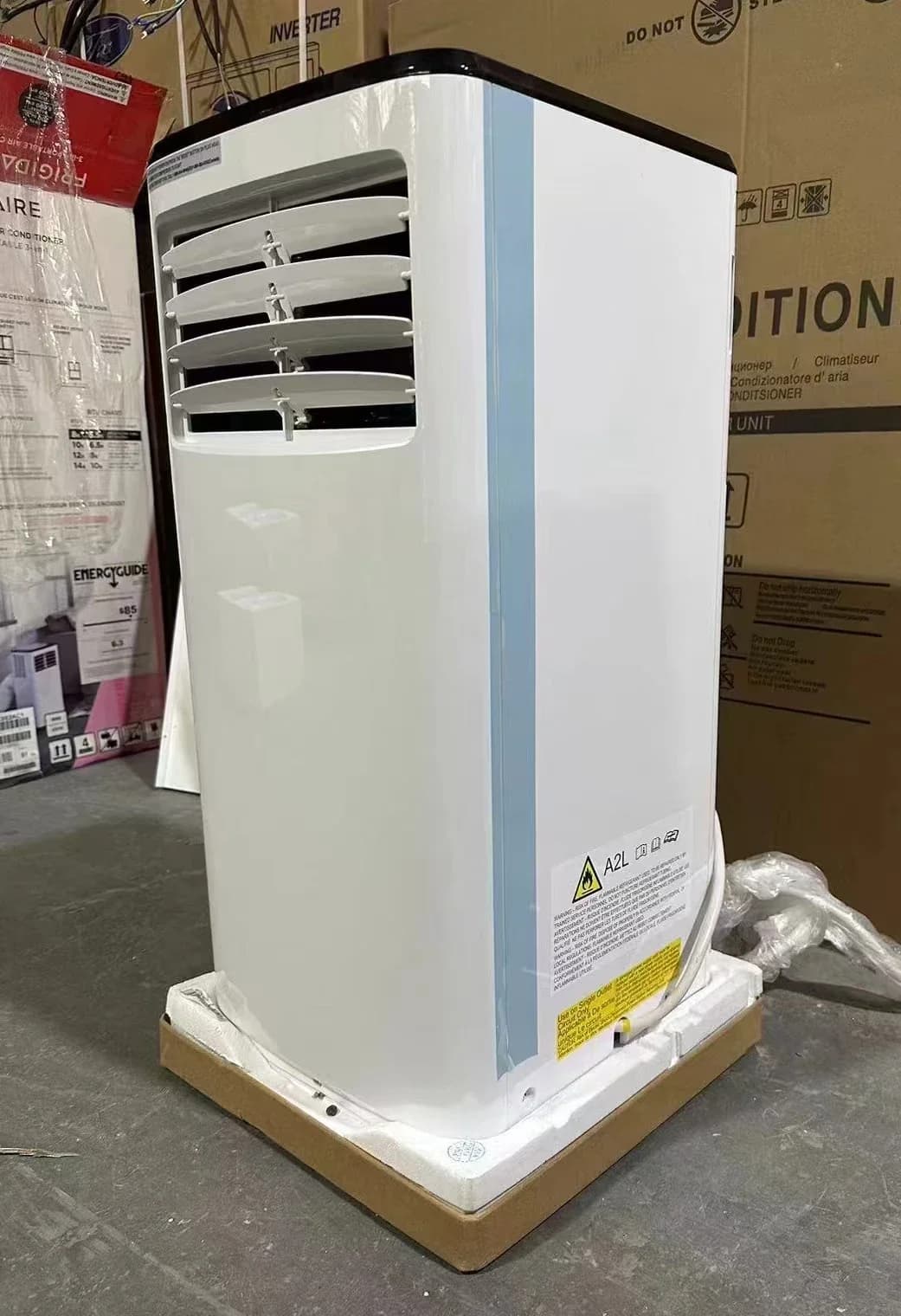 Ar condicionado portátil branco em um ambiente interno