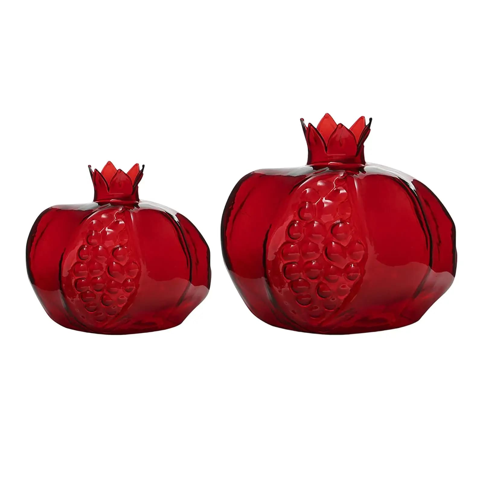 Dois vasos de vidro vermelho em formato de romã com coroa vermelha para decoração.