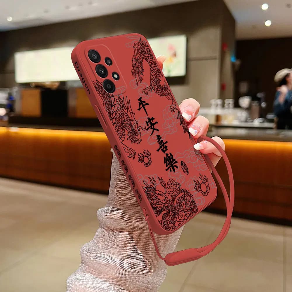 Capa vermelha para Xiaomi Poco M5 com design de dragão em relevo e alça para mão