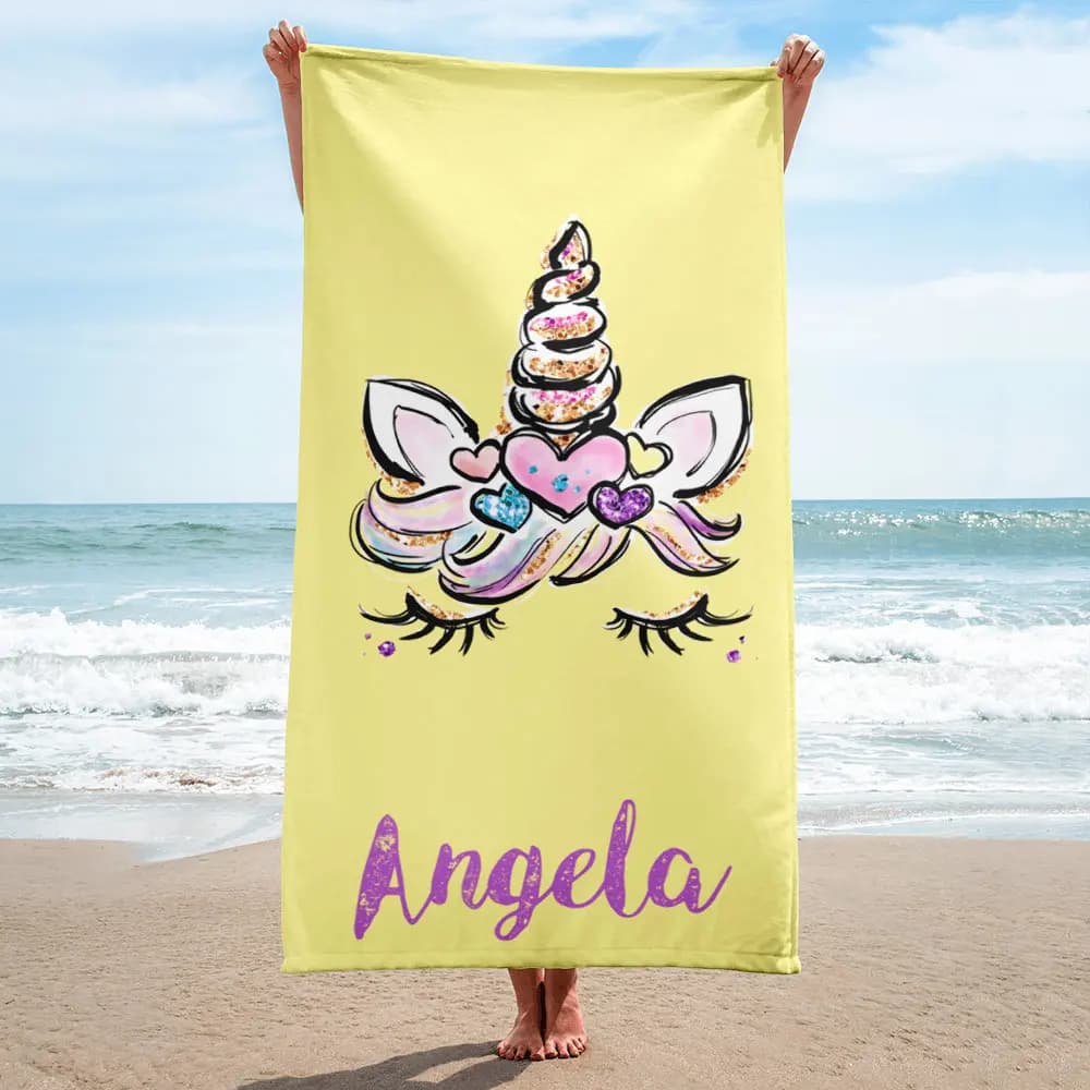 Toalha de banho personalizada amarela com unicórnio animado e nome Angela em microfibra para adulto