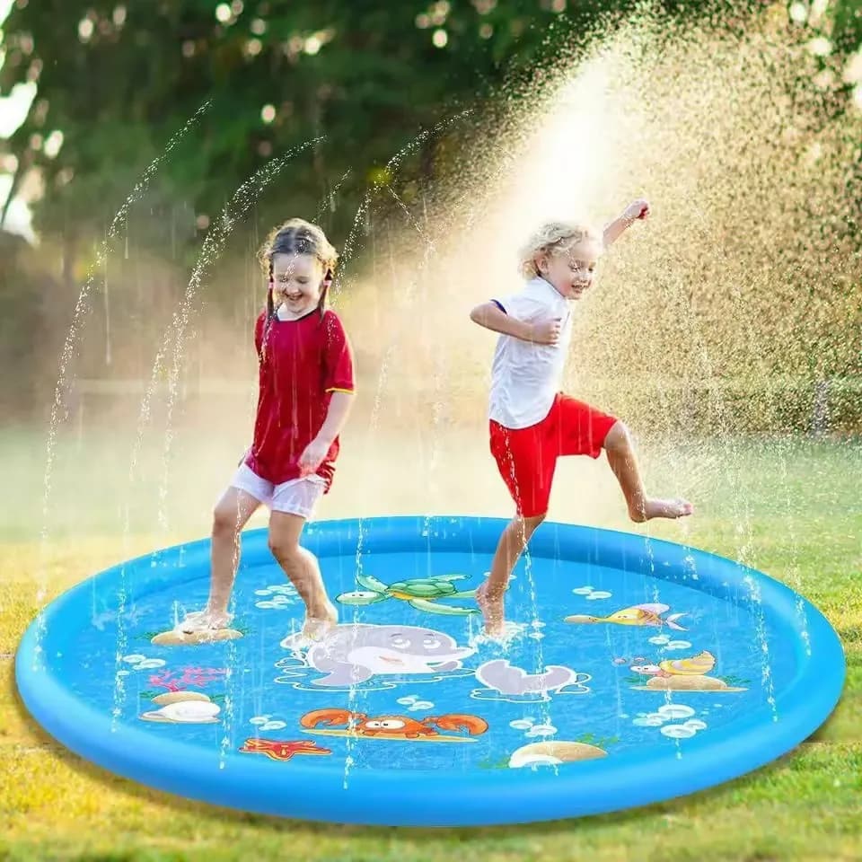 Crianças brincando na piscina inflável infantil azul Oceano Aventura com fonte de água e desenhos marinhos