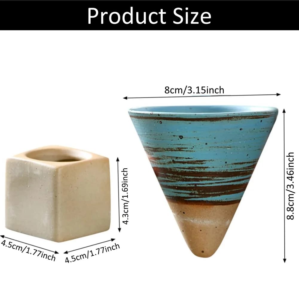 Canecas de cerâmica estilo japonês em formato de cone triangular com base quadrada em cores rosa, azul, preta e branca.