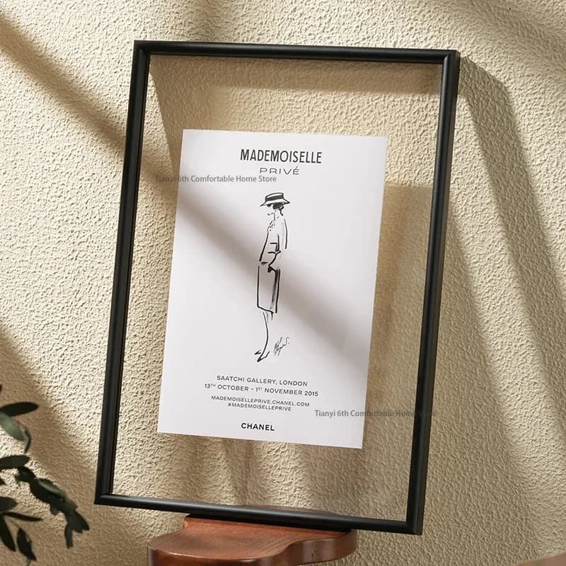 Quadro moderno com moldura preta e figura de mulher