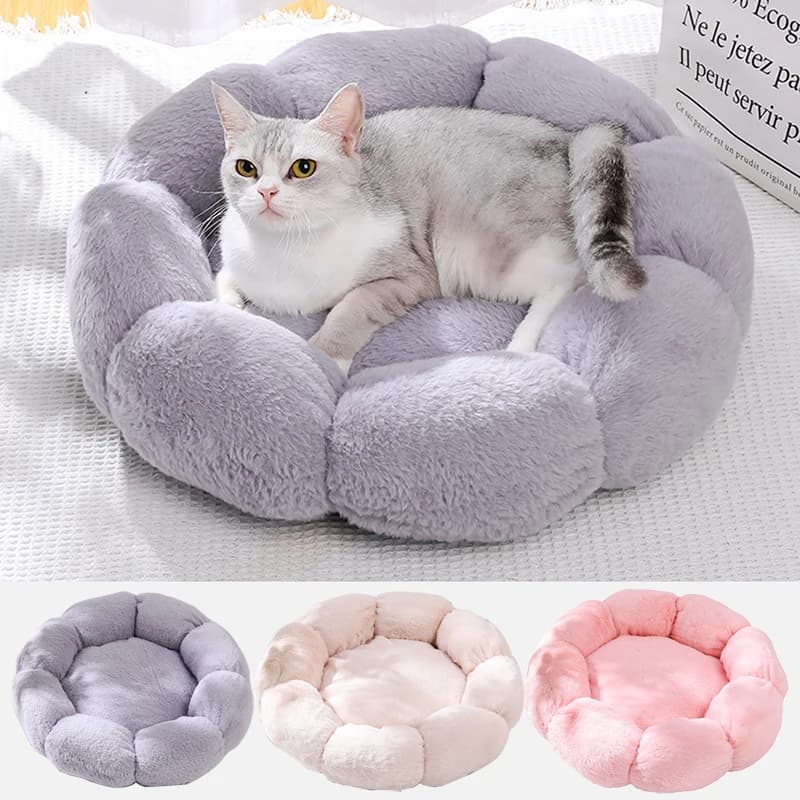 Cama macia para gatos em formato de flor, cor lilás, com gato deitado, textura macia, confortável.