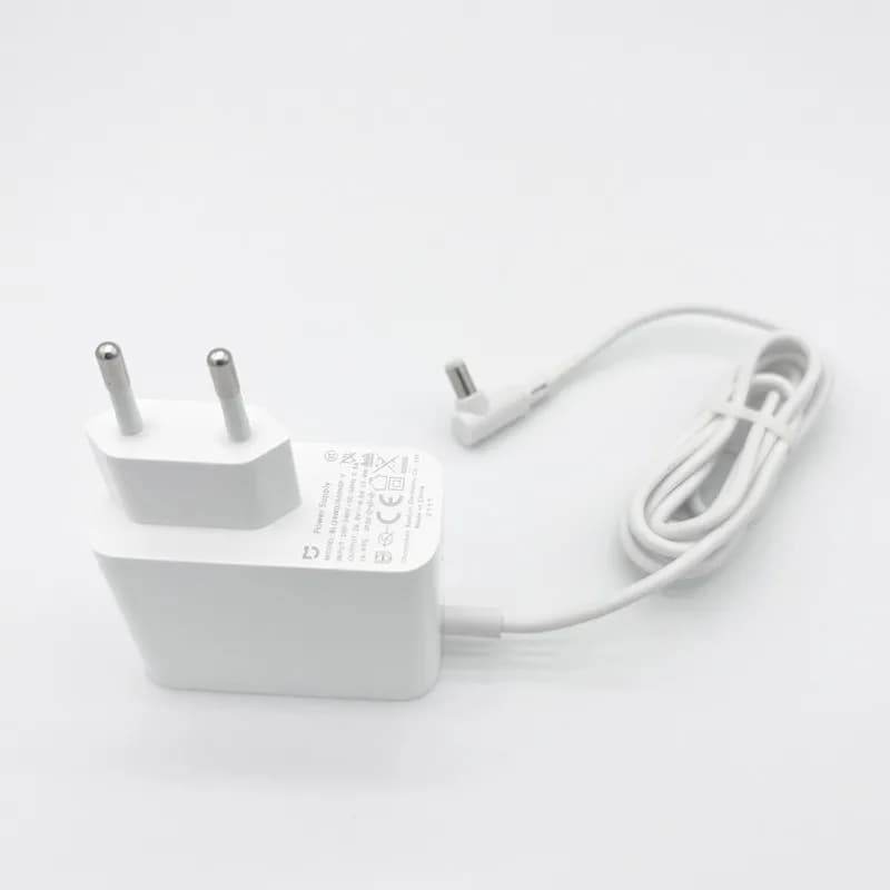 Carregador branco Xiaomi para aspirador de pó com plugue europeu e cabo em formato L para conexão